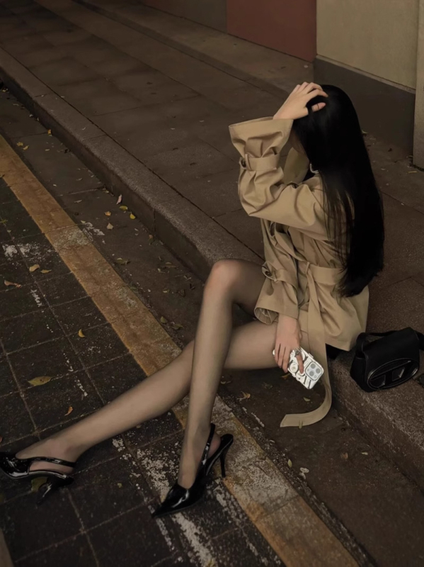 Női rövid kabát dupla gombos, reveres gallér, karcsúsított szabás, hossz 40–50 cm, poliészter