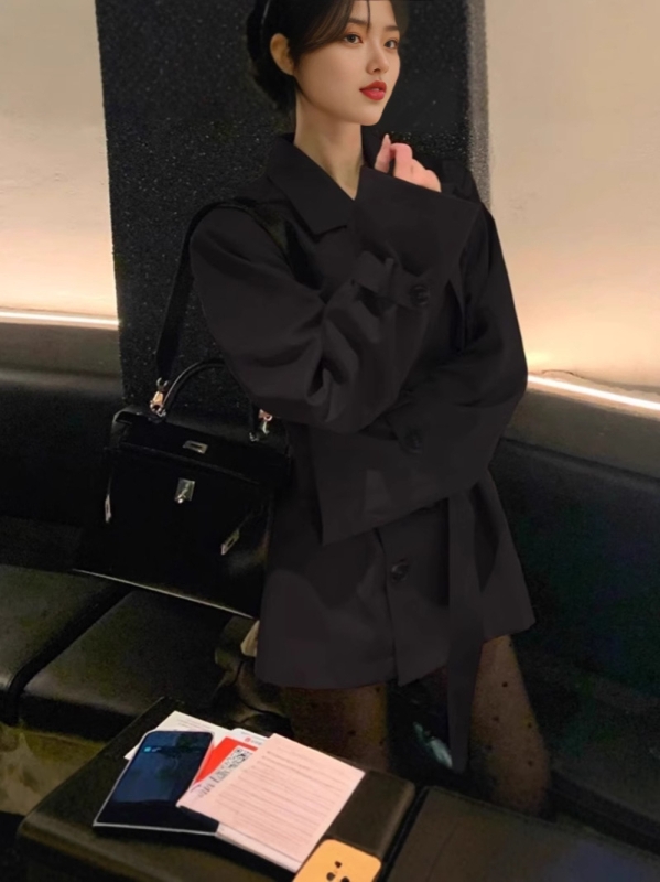 Női rövid kabát dupla gombos, reveres gallér, karcsúsított szabás, hossz 40–50 cm, poliészter