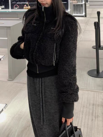 Jakna od umjetne ovčje vune s dodirom Tencel, visok ovratnik, dugi rukavi, gradski stil