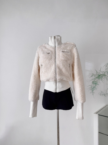 Jakna od umjetne ovčje vune s dodirom Tencel, visok ovratnik, dugi rukavi, gradski stil