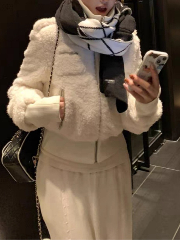 Jakna od umjetne ovčje vune s dodirom Tencel, visok ovratnik, dugi rukavi, gradski stil