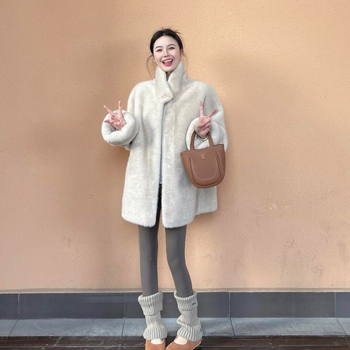 Srednje duljine krzneni kaput sa stojećim ovratnikom, stil kraljice sestre, za odrasle žene