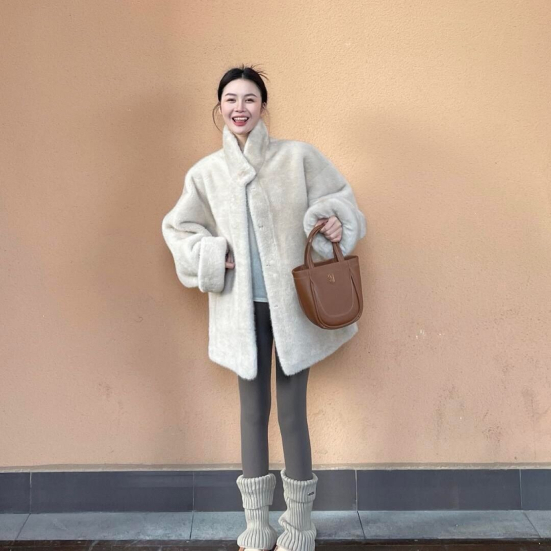 Srednje duljine krzneni kaput sa stojećim ovratnikom, stil kraljice sestre, za odrasle žene