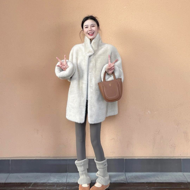 Srednje duljine krzneni kaput sa stojećim ovratnikom, stil kraljice sestre, za odrasle žene