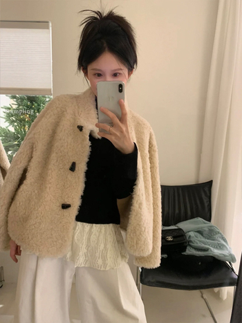 Ženski kaput od ovčje kože (shearling), korejskog stila s gumbima, kratka duljina (40–50 cm), stojeći ovratnik, vuna 95%+