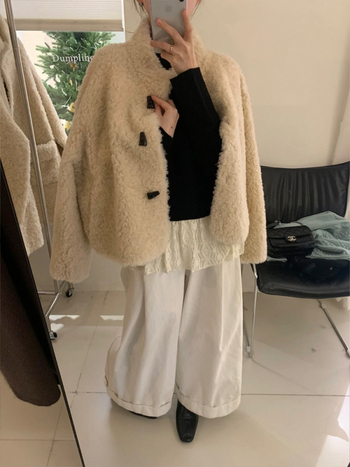 Ženski kaput od ovčje kože (shearling), korejskog stila s gumbima, kratka duljina (40–50 cm), stojeći ovratnik, vuna 95%+
