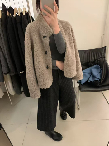 Ženski kaput od ovčje kože (shearling), korejskog stila s gumbima, kratka duljina (40–50 cm), stojeći ovratnik, vuna 95%+