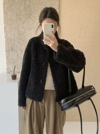 Ženski kaput od ovčje kože (shearling), korejskog stila s gumbima, kratka duljina (40–50 cm), stojeći ovratnik, vuna 95%+