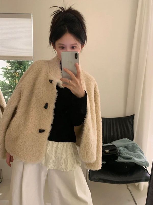 Ženski kaput od ovčje kože (shearling), korejskog stila s gumbima, kratka duljina (40–50 cm), stojeći ovratnik, vuna 95%+