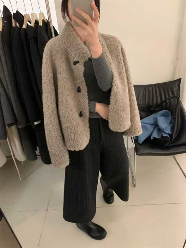 Ženski kaput od ovčje kože (shearling), korejskog stila s gumbima, kratka duljina (40–50 cm), stojeći ovratnik, vuna 95%+