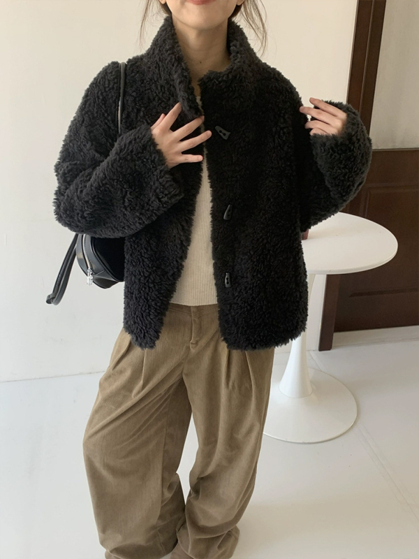 Ženski kaput od ovčje kože (shearling), korejskog stila s gumbima, kratka duljina (40–50 cm), stojeći ovratnik, vuna 95%+