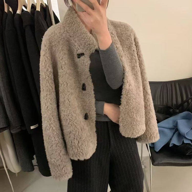 Ženski kaput od ovčje kože (shearling), korejskog stila s gumbima, kratka duljina (40–50 cm), stojeći ovratnik, vuna 95%+