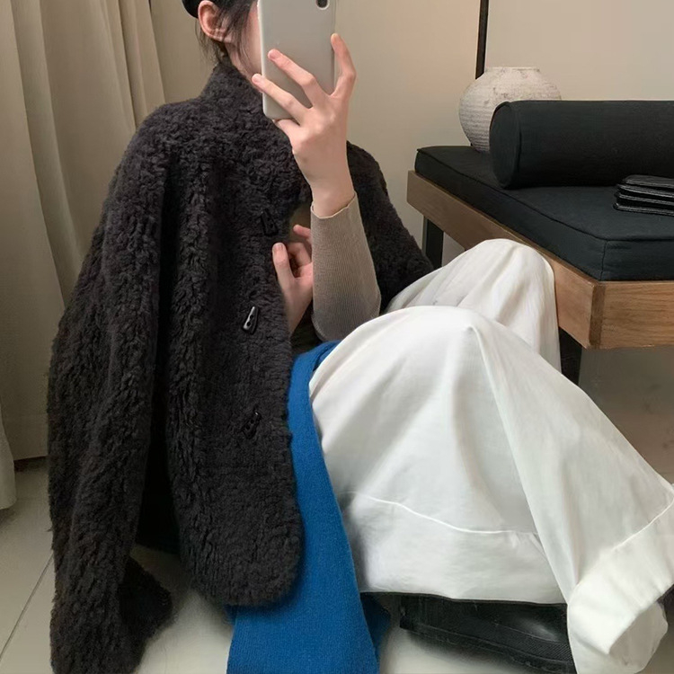 Ženski kaput od ovčje kože (shearling), korejskog stila s gumbima, kratka duljina (40–50 cm), stojeći ovratnik, vuna 95%+