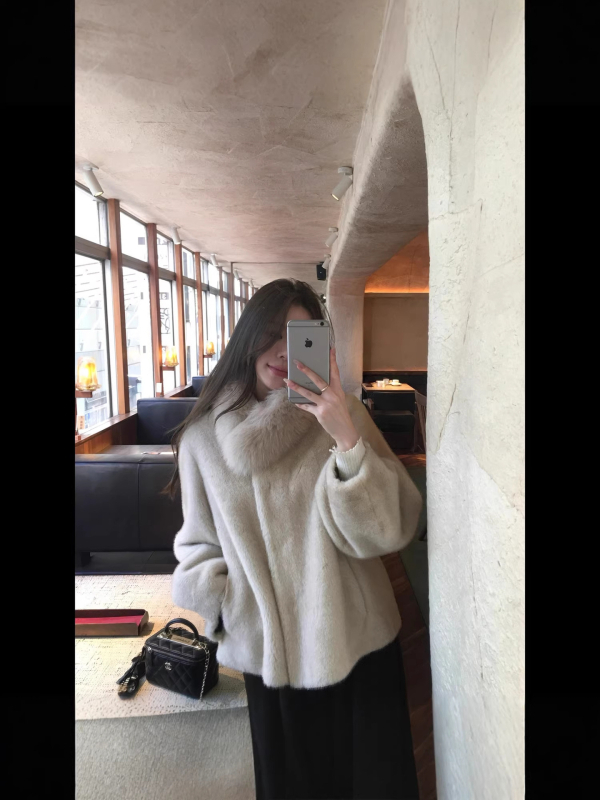 Ženski kaput od umjetne norke, redovita duljina, dugi rukavi, okrugli ovratnik s krznenim ovratnikom, elegantan gradski stil