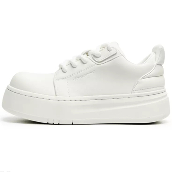 Pantofi skateboard, vârf rotund, partea superioară din două straturi de piele de vițel, talpă de cauciuc, închidere cu curea frontală, toc mediu 3–5 cm