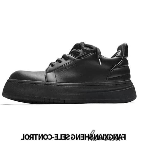 Pantofi skateboard, vârf rotund, partea superioară din două straturi de piele de vițel, talpă de cauciuc, închidere cu curea frontală, toc mediu 3–5 cm