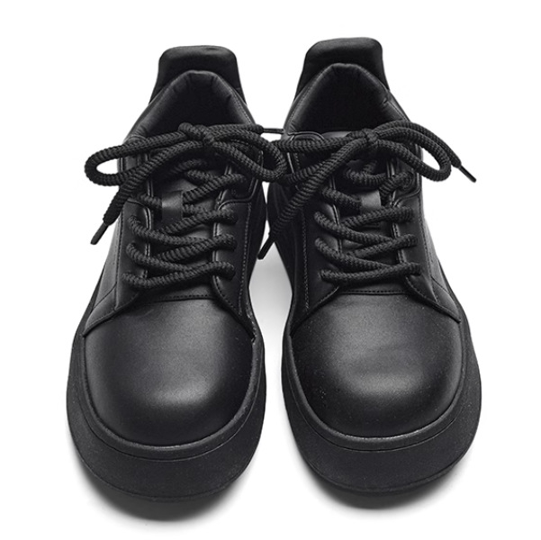 Pantofi skateboard, vârf rotund, partea superioară din două straturi de piele de vițel, talpă de cauciuc, închidere cu curea frontală, toc mediu 3–5 cm