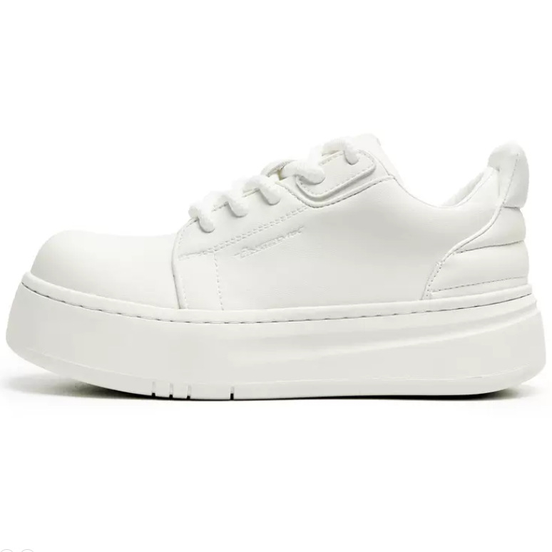 Pantofi skateboard, vârf rotund, partea superioară din două straturi de piele de vițel, talpă de cauciuc, închidere cu curea frontală, toc mediu 3–5 cm