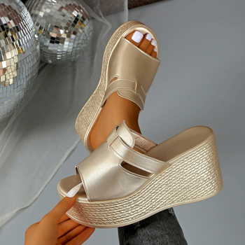 Női platformos papucs egy pántos kivitelben, PU felső rész, PU belső, gumi talp, kerek orr, könnyű, tavasz 2025