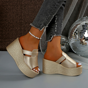 Női platformos papucs egy pántos kivitelben, PU felső rész, PU belső, gumi talp, kerek orr, könnyű, tavasz 2025