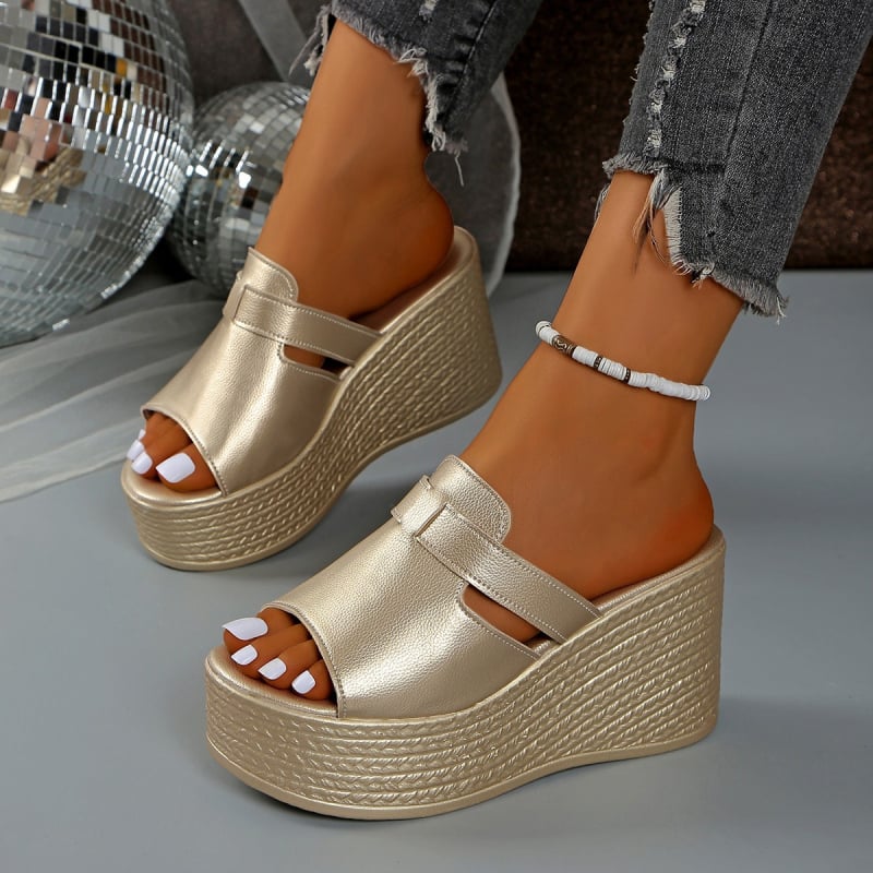 Női platformos papucs egy pántos kivitelben, PU felső rész, PU belső, gumi talp, kerek orr, könnyű, tavasz 2025
