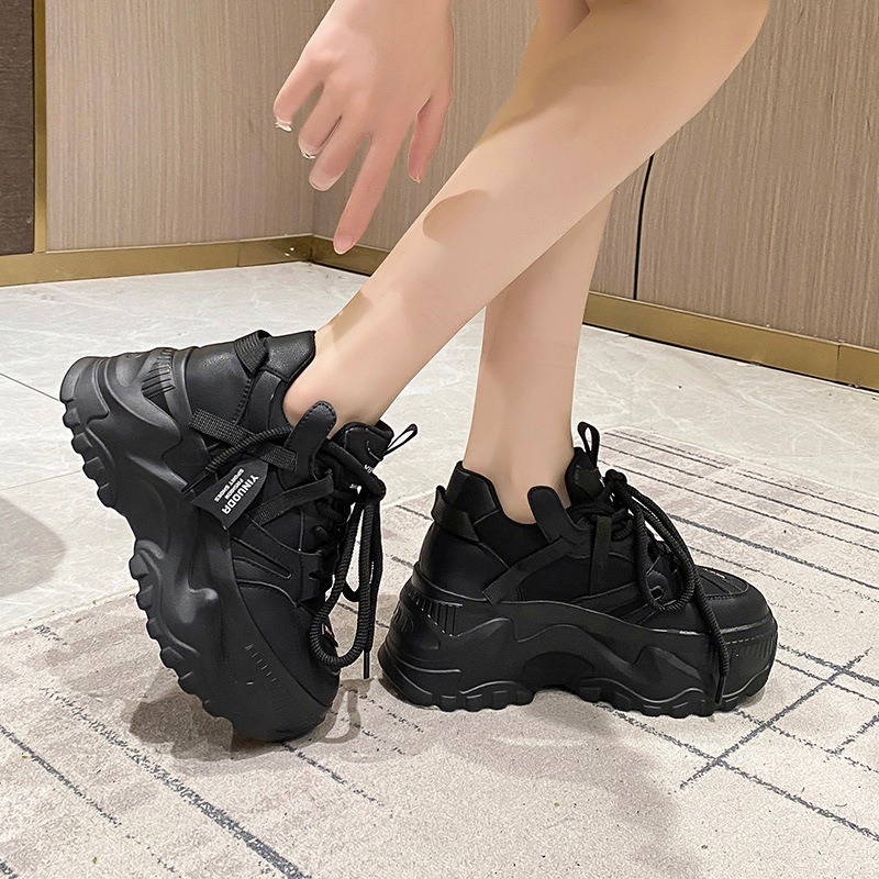 Ženske tenisice tipa dad shoes s gornjim PU+mrežnim dijelom, vezanje, okrugla špička, gumeni potplat, visina pete 6-8 cm