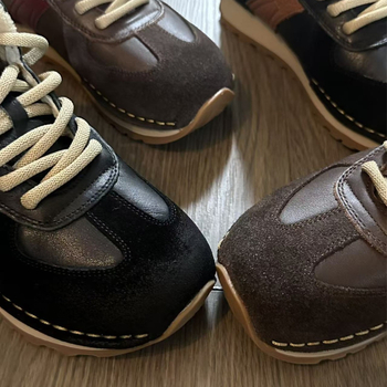 Παπούτσια καθημερινά – Επάνω μέρος από γνήσιο δέρμα; Εσωτερικό από συνθετικό κοντό γούννο; Κορδόνια; Καουτσούκ σόλα; Χαμηλό ύψος 1-3 cm