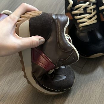 Παπούτσια καθημερινά – Επάνω μέρος από γνήσιο δέρμα; Εσωτερικό από συνθετικό κοντό γούννο; Κορδόνια; Καουτσούκ σόλα; Χαμηλό ύψος 1-3 cm