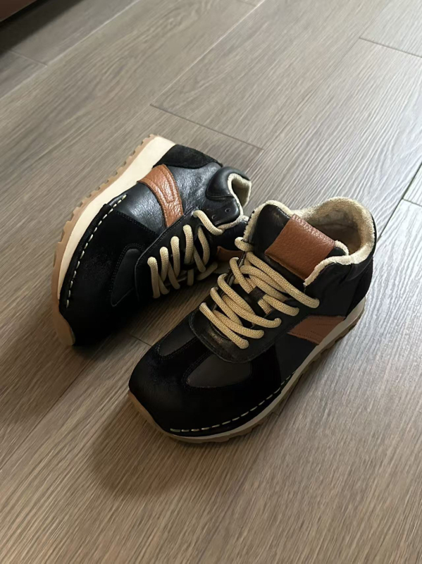 Παπούτσια καθημερινά – Επάνω μέρος από γνήσιο δέρμα; Εσωτερικό από συνθετικό κοντό γούννο; Κορδόνια; Καουτσούκ σόλα; Χαμηλό ύψος 1-3 cm