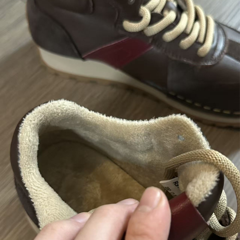 Παπούτσια καθημερινά – Επάνω μέρος από γνήσιο δέρμα; Εσωτερικό από συνθετικό κοντό γούννο; Κορδόνια; Καουτσούκ σόλα; Χαμηλό ύψος 1-3 cm