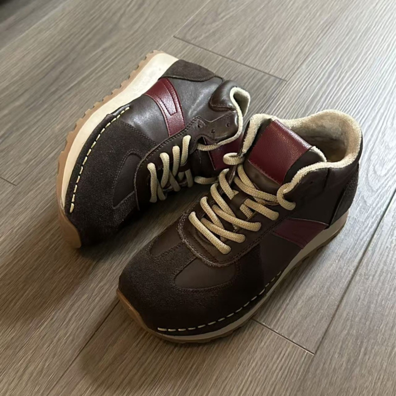 Παπούτσια καθημερινά – Επάνω μέρος από γνήσιο δέρμα; Εσωτερικό από συνθετικό κοντό γούννο; Κορδόνια; Καουτσούκ σόλα; Χαμηλό ύψος 1-3 cm