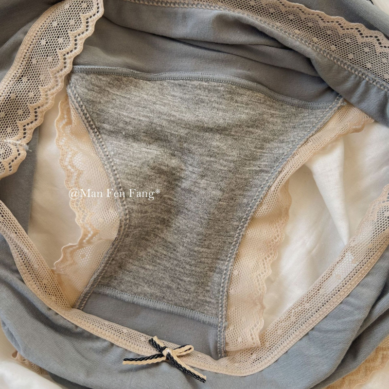Ženske gaćice s srednjom talijom, jednobojne; pletene od 92,5% modal i 7,5% spandex; prozračne; 100% pamukova podstava u preponama; za mlade žene