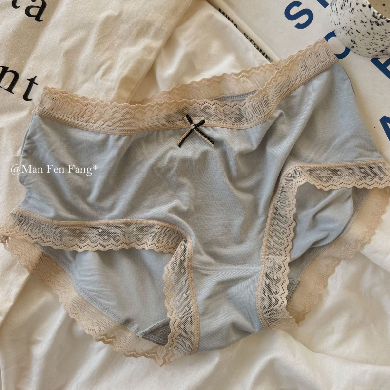 Ženske gaćice s srednjom talijom, jednobojne; pletene od 92,5% modal i 7,5% spandex; prozračne; 100% pamukova podstava u preponama; za mlade žene