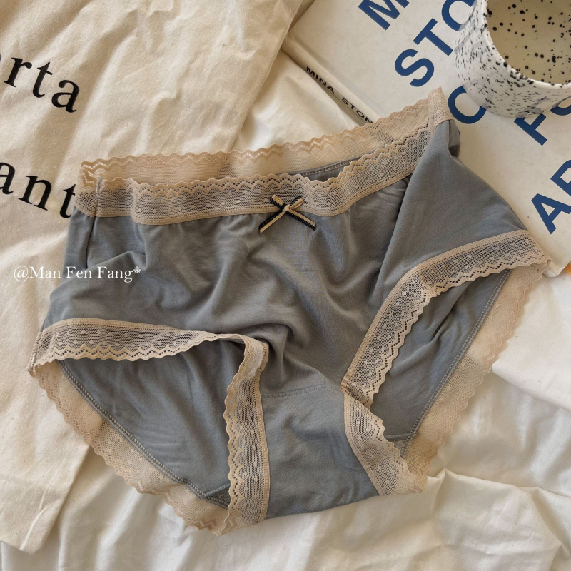 Ženske gaćice s srednjom talijom, jednobojne; pletene od 92,5% modal i 7,5% spandex; prozračne; 100% pamukova podstava u preponama; za mlade žene