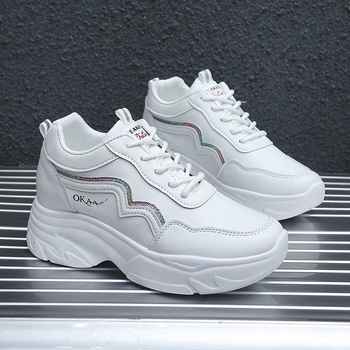 Ženske tenisice tipa dad shoes s kožnim gornjim dijelom, skriveni porast visine, klinički pet 6–8 cm, mekani injekcijski đon, PU ulošak