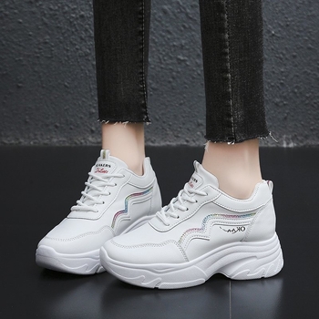 Ženske tenisice tipa dad shoes s kožnim gornjim dijelom, skriveni porast visine, klinički pet 6–8 cm, mekani injekcijski đon, PU ulošak