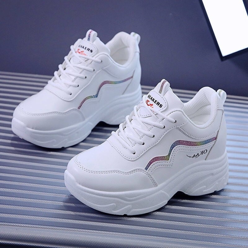 Ženske tenisice tipa dad shoes s kožnim gornjim dijelom, skriveni porast visine, klinički pet 6–8 cm, mekani injekcijski đon, PU ulošak
