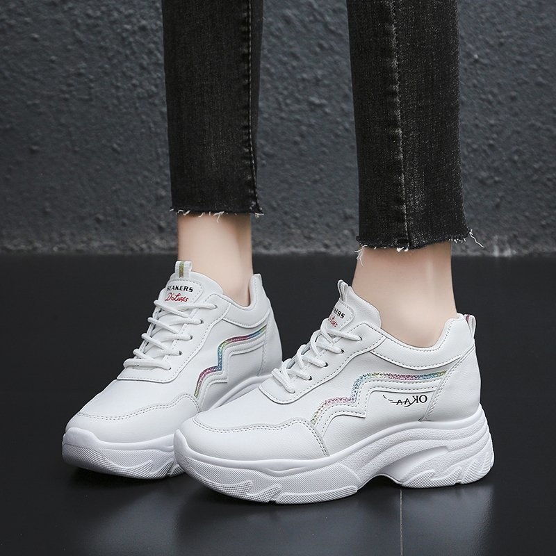 Ženske tenisice tipa dad shoes s kožnim gornjim dijelom, skriveni porast visine, klinički pet 6–8 cm, mekani injekcijski đon, PU ulošak