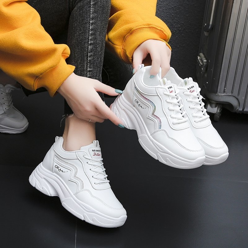 Ženske tenisice tipa dad shoes s kožnim gornjim dijelom, skriveni porast visine, klinički pet 6–8 cm, mekani injekcijski đon, PU ulošak