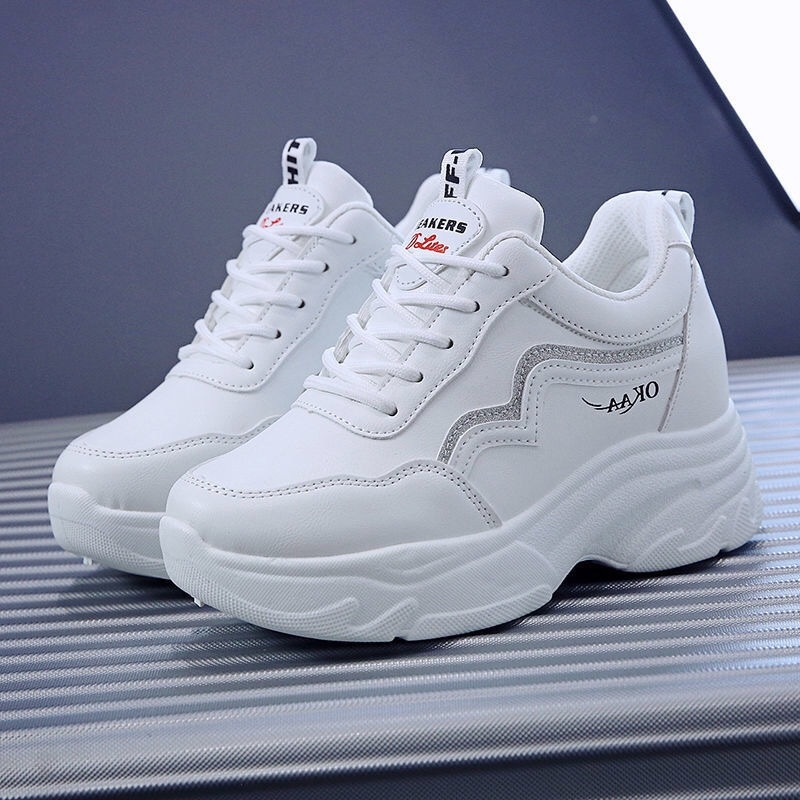 Ženske tenisice tipa dad shoes s kožnim gornjim dijelom, skriveni porast visine, klinički pet 6–8 cm, mekani injekcijski đon, PU ulošak