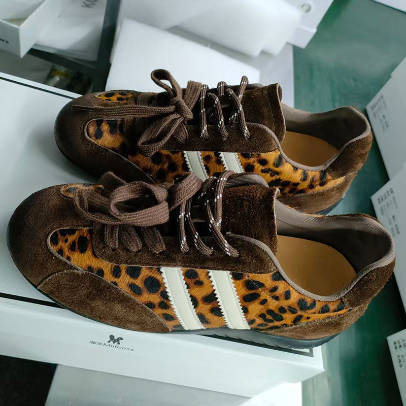 Ženske tenisice s leopard uzorkom, vezanje, gornji dio od konjskih dlaka, oštar nos, srednje visok pet 3-5 cm
