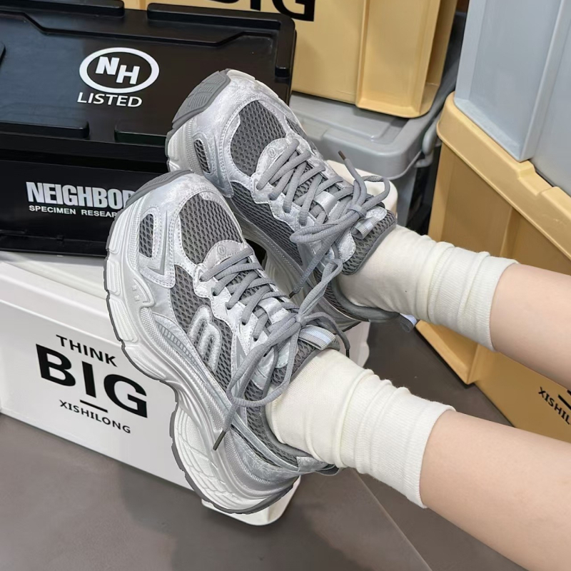 Ženski dad shoes: gornji dio od prave kože i tkanine, prozračna mreža u unutrašnjosti, gumeni potplat s debelim srednjim dijelom, vezanje šnurlama, srednje visina