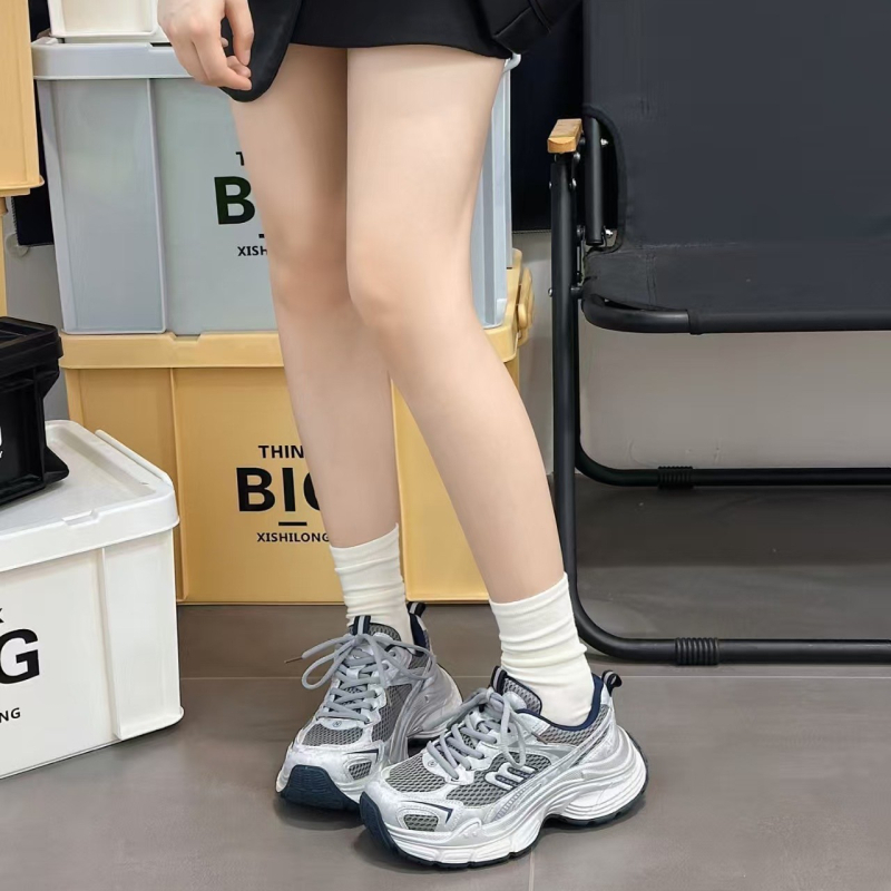 Ženski dad shoes: gornji dio od prave kože i tkanine, prozračna mreža u unutrašnjosti, gumeni potplat s debelim srednjim dijelom, vezanje šnurlama, srednje visina