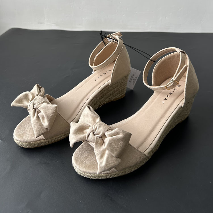 Sandale s jednim remenom od platna (oblik prsta: riblji otvor; potplat: guma; kopča: kopča; ljeto 2025)