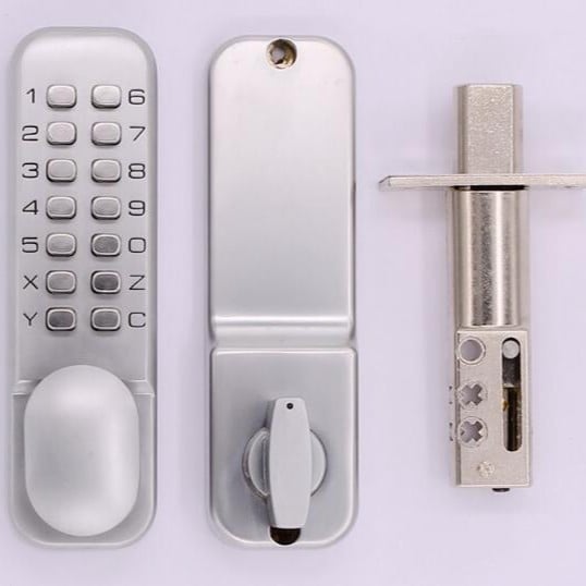 Mehanička brava s kombinacijskim kodom za drvena vrata — cinkova legura, model Deadlocked, modern minimalistički stil.