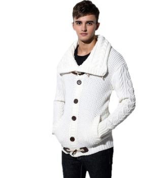 Muški kardigan s flekse podstavom, jacquard pletenje, slobodan kroj, reverzivni visoki ovratnik, gumbovi od roga