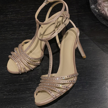 Ženske satenske sandale s visokim tankim petama, okrugli vrh, kopča (Gornji materijal: satenski; Oblik vrha: okrugli; Visina pete: >8 cm; Stil pete: tanak; Zatvaranje: kopča)