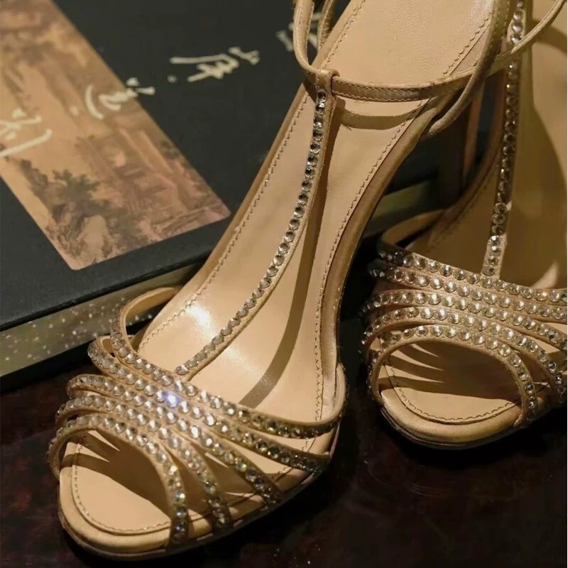 Ženske satenske sandale s visokim tankim petama, okrugli vrh, kopča (Gornji materijal: satenski; Oblik vrha: okrugli; Visina pete: >8 cm; Stil pete: tanak; Zatvaranje: kopča)