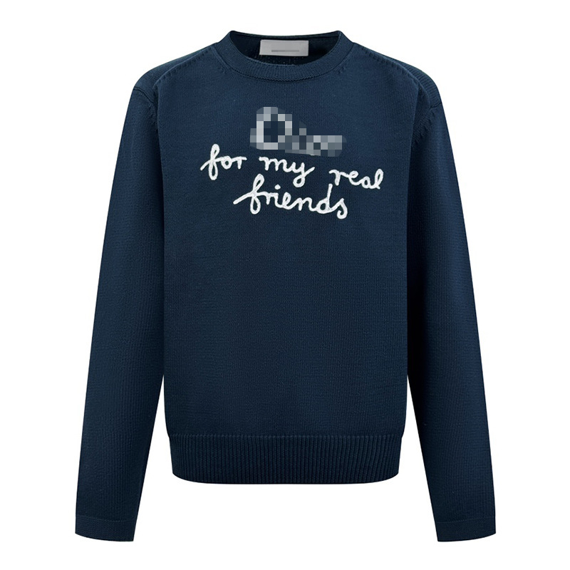 Kapucjački pleteni kardigan s izvezenim slovima, 100% vunа, širok kroj, okrugli izrez.