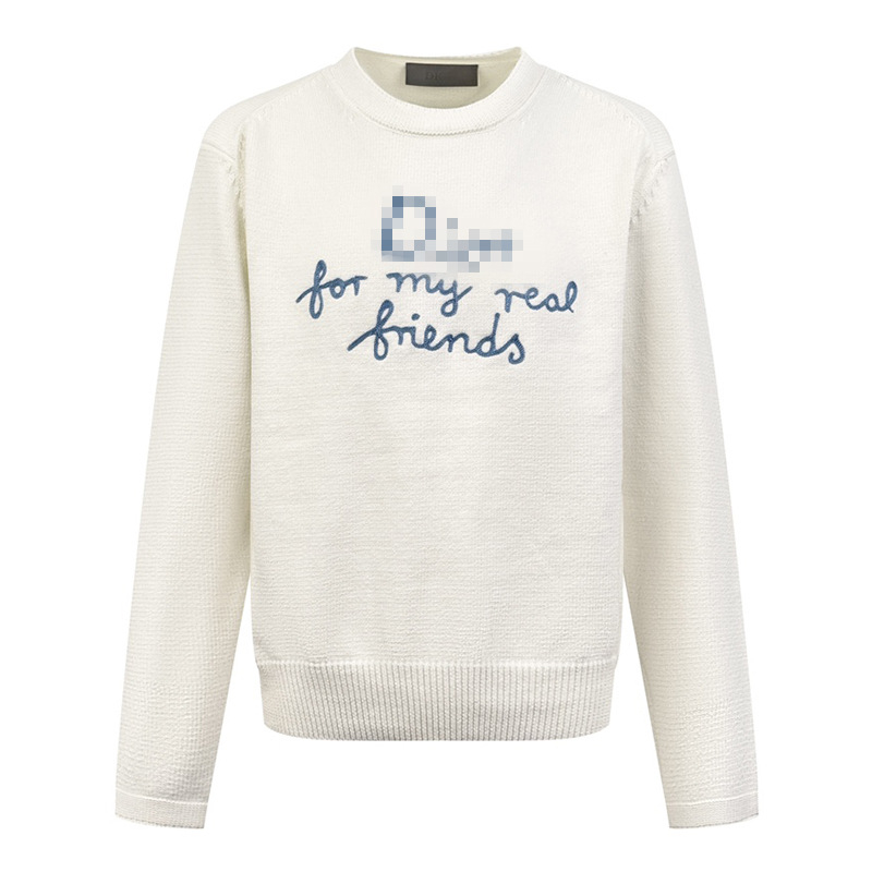 Kapucjački pleteni kardigan s izvezenim slovima, 100% vunа, širok kroj, okrugli izrez.